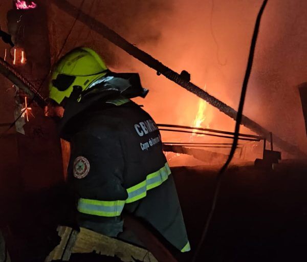 Incêndio destroi galpão em Lajeado