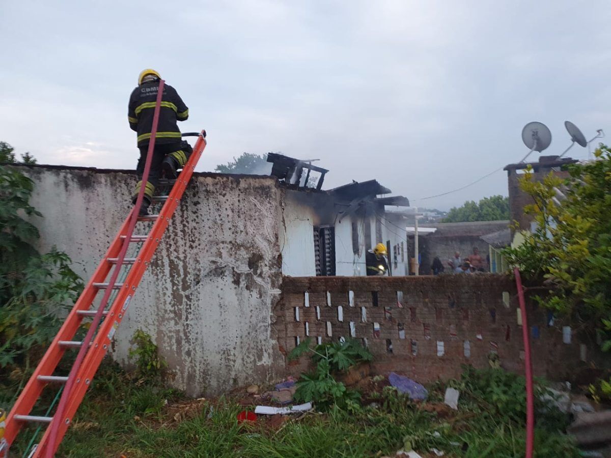 Incêndio atinge residência no bairro Jardim do Cedro