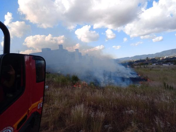 Bombeiros combatem fogo em vegetação no bairro Campestre