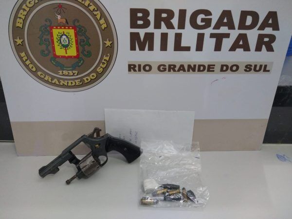 Polícia prende homem por porte de arma ilegal