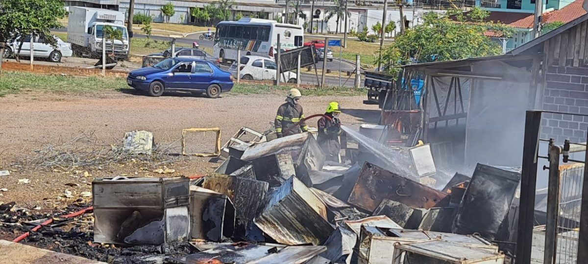 Uso de maçarico causa incêndio em empresa de sucata