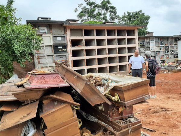 Exumação de corpos revolta familiares