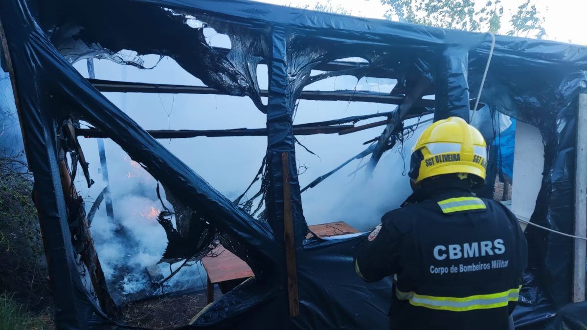 Barracão às margens do Taquari pega fogo em Lajeado