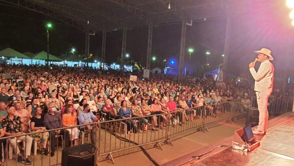 Padre Alessandro Campos encerra shows do Natal em Estrela