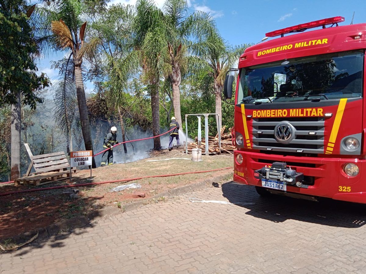 Bombeiros combatem fogo em entulho