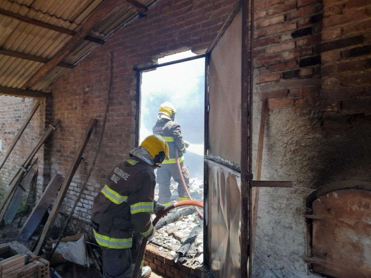 Estufa de fumo pega fogo em Doutor Ricardo