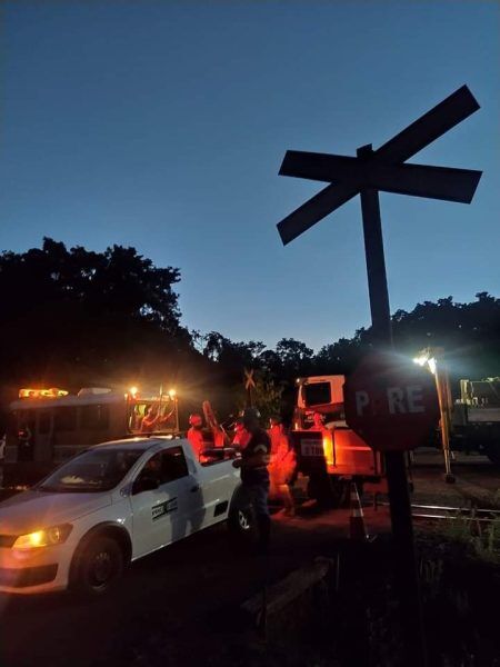 Bombeiros atendem a trem descarrilhado em Colinas