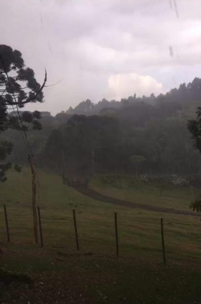 Em emergência por estiagem, Boqueirão do Leão registra chuva de granizo