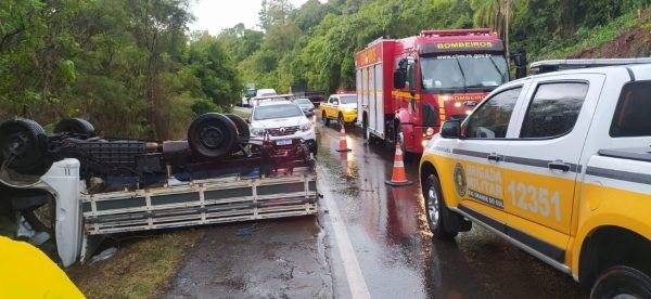 Caminhão tomba na ERS-129 em Dois Lajeados