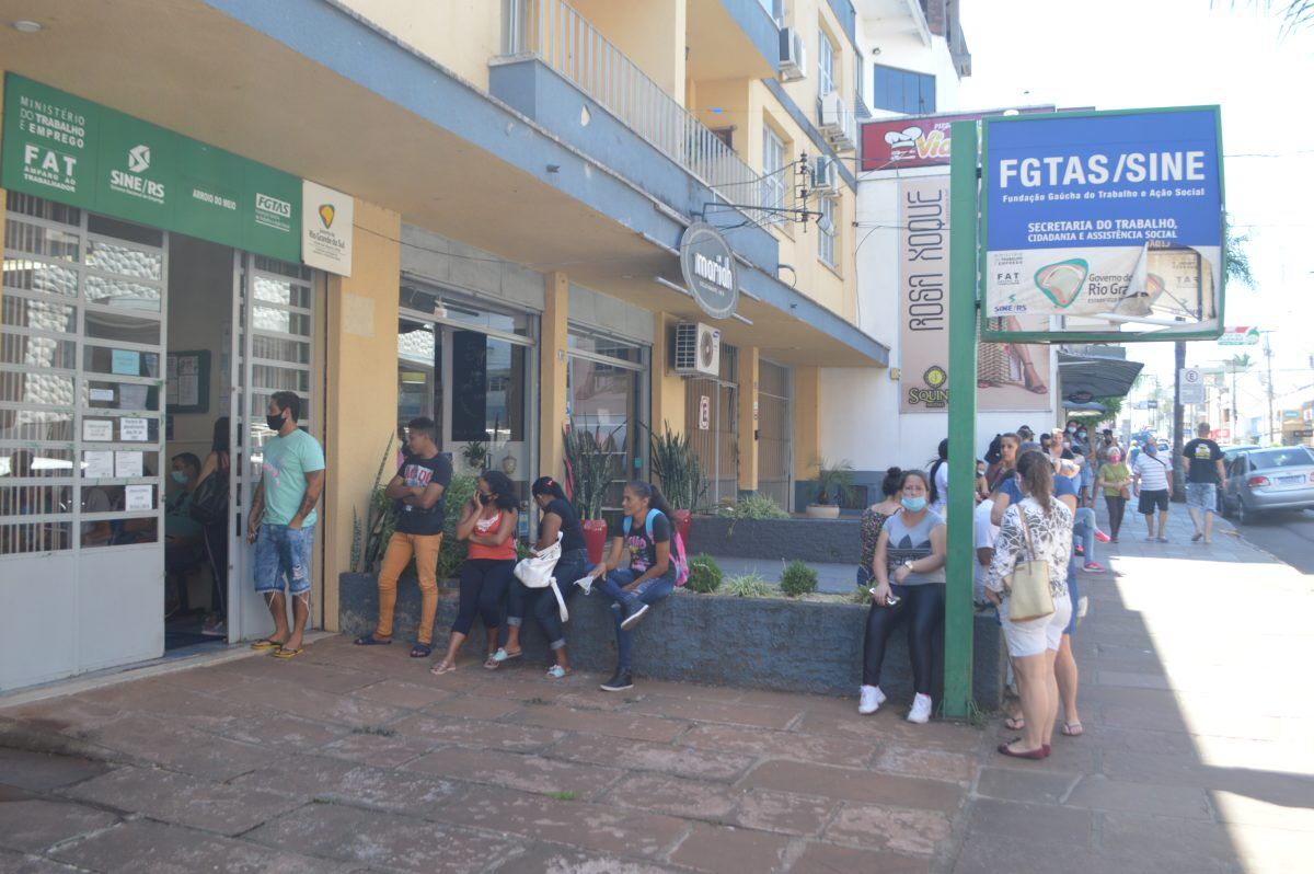 Vagas de emprego geram fila de 650 metros em Arroio do Meio