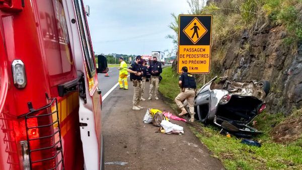 Carro capota na BR-386, em Estrela