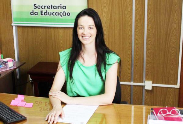 Laudiana De Bortoli assume a secretaria de Educação