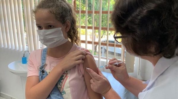 Primeiras crianças recebem vacinas contra covid-19 em Lajeado