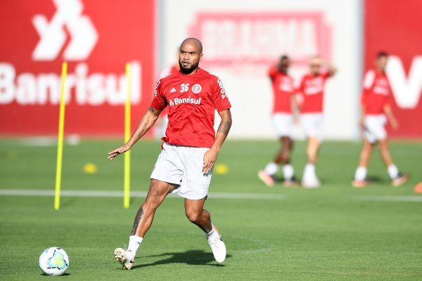 Rodrigo Moledo volta a treinar