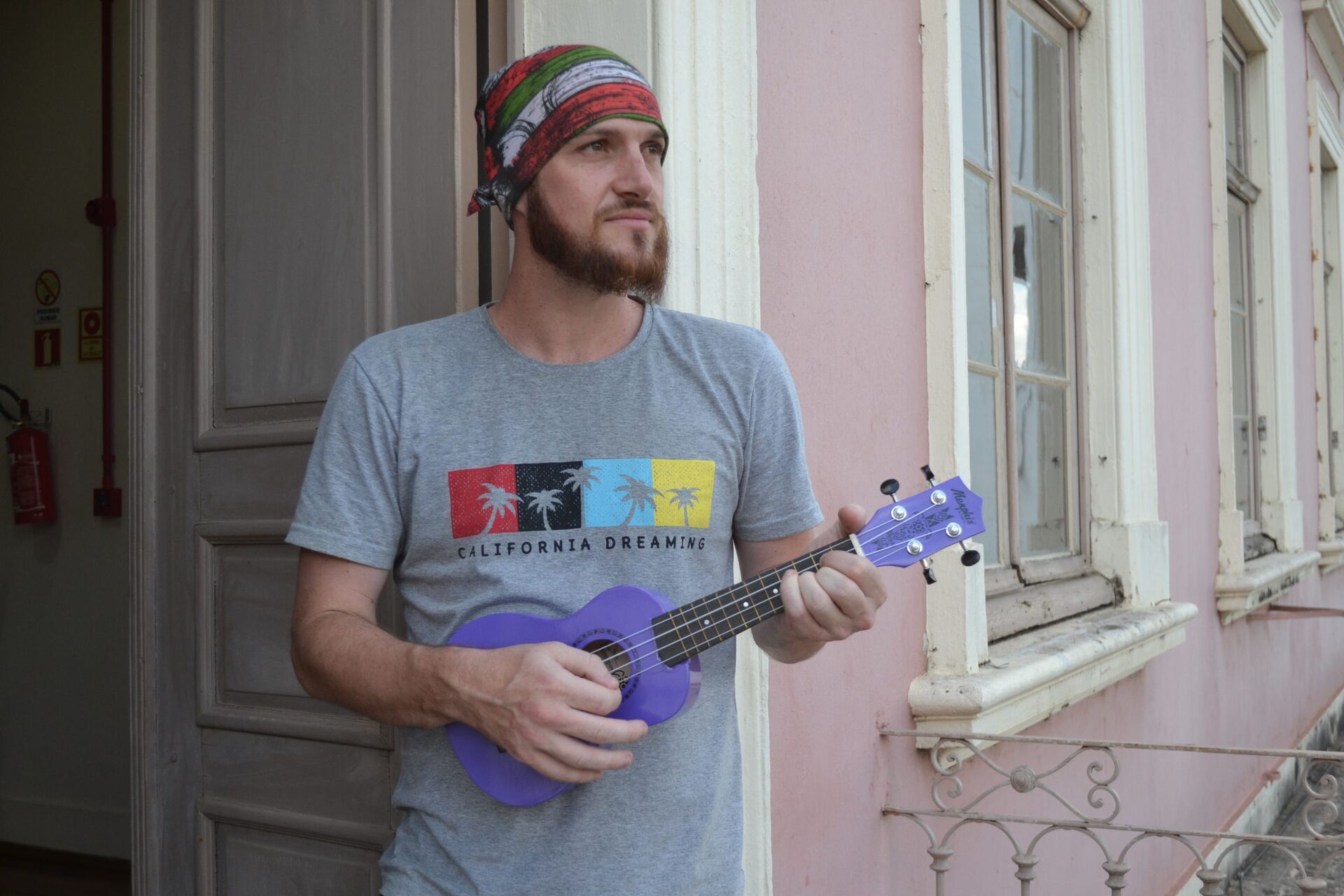 Aulas de violão e de ukulele: Como é bom aprender a tocar um