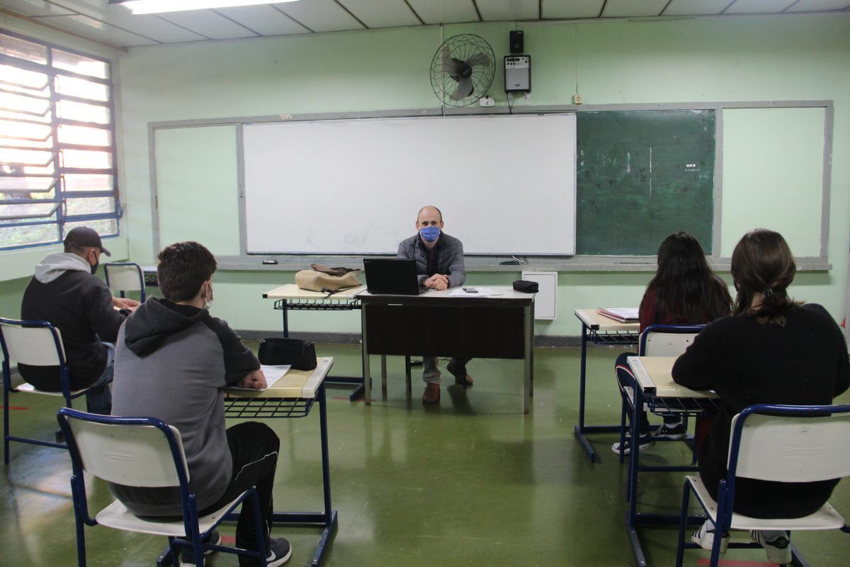 Incertezas na rede pública e otimismo no ensino privado