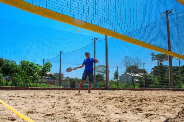 Esporte para todos: Da areia ao sintético