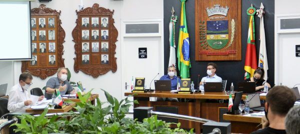 Vereadores de Encantado aprovam reajuste de 10,74% a agentes políticos