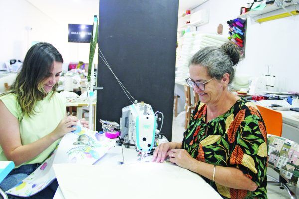No bordado e na costura, uma tradição em retomada