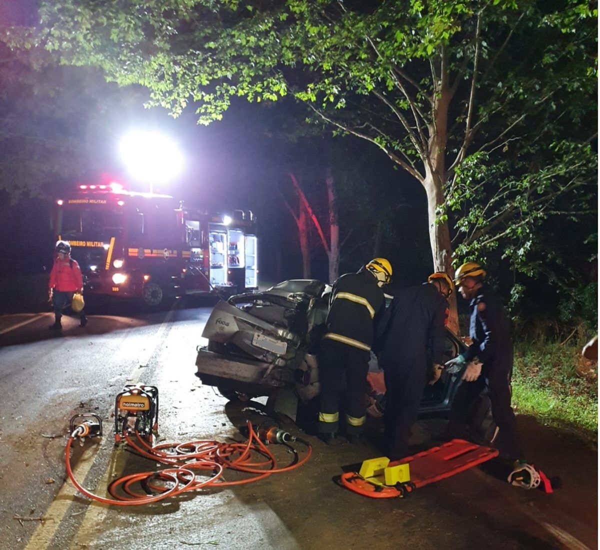 Condutor fica ferido após colidir em árvore