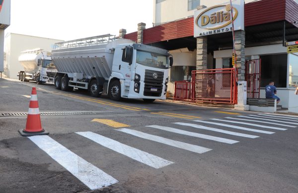 Dália Alimentos realiza manutenção na sinalização da sede