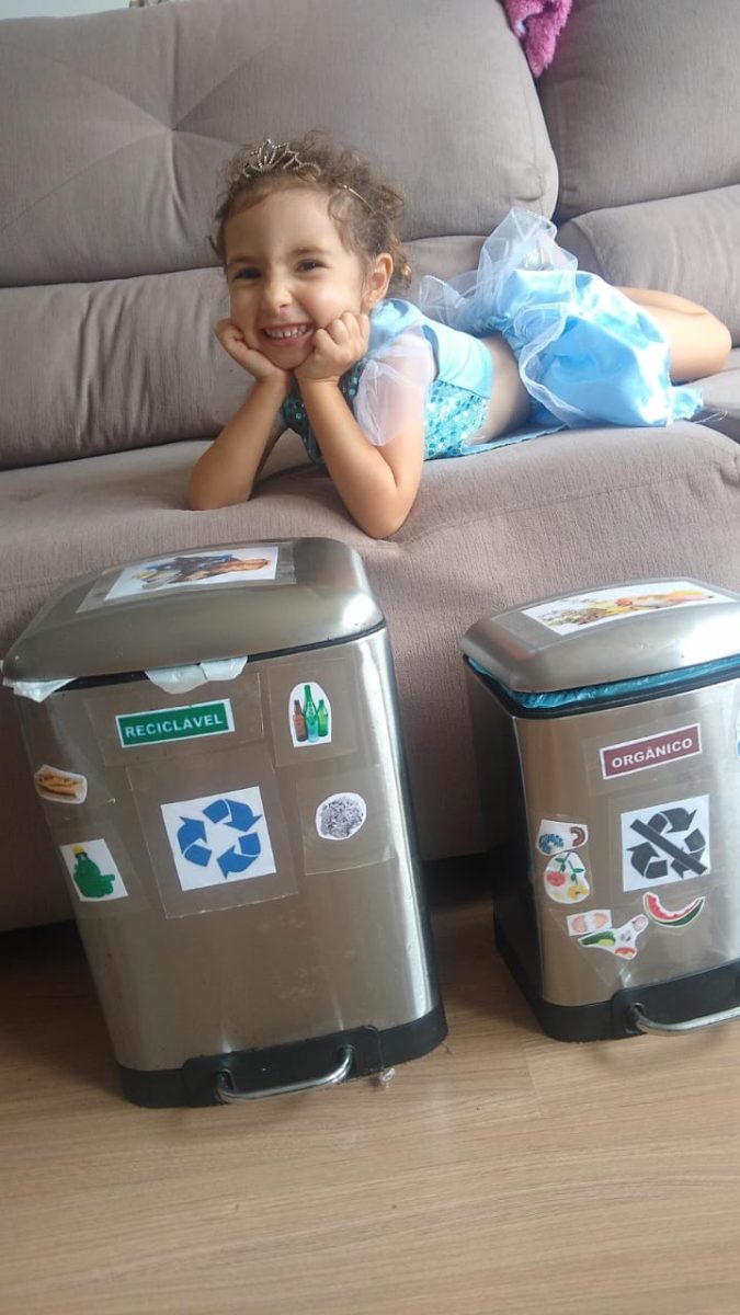 Aos 4 anos, Maria Inês é monitora do lixo