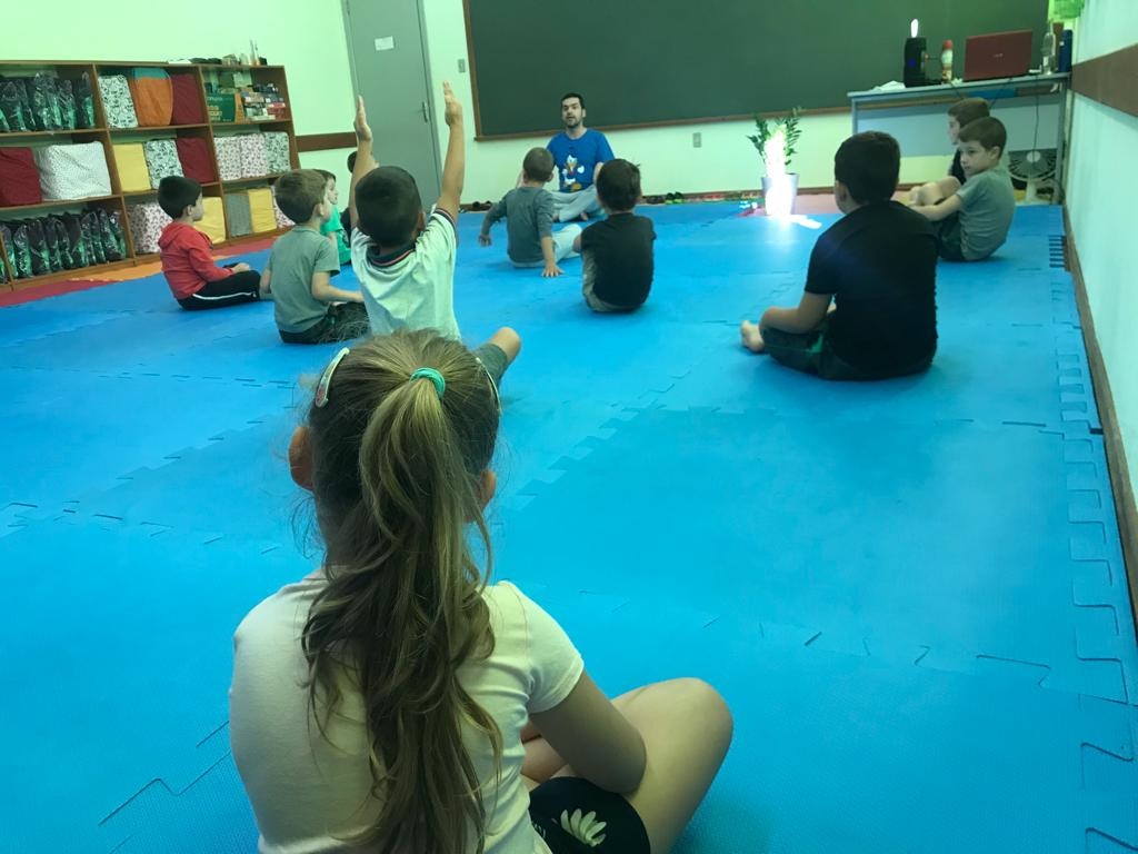 Oficina leva prática de yoga e meditação à sala da aula