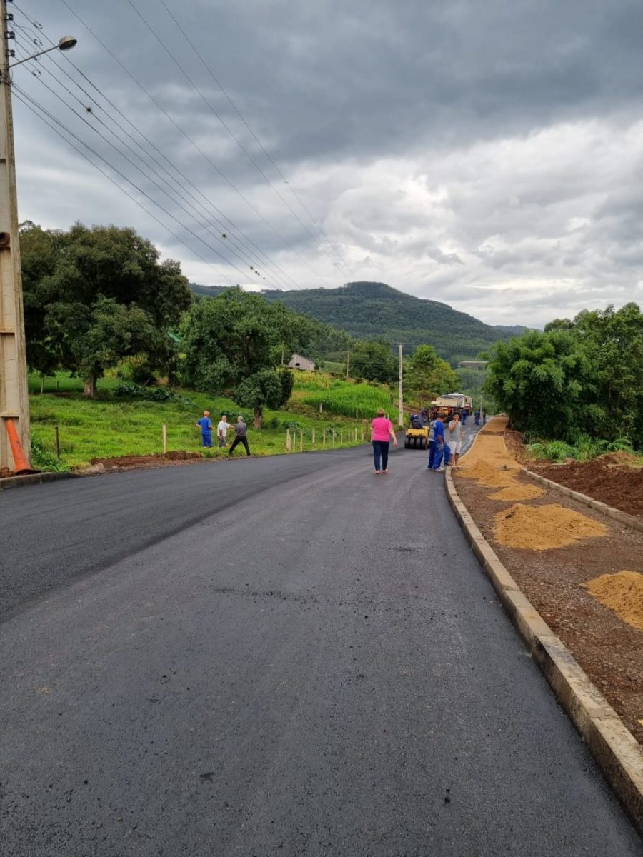 Estrada recebe asfalto em Poço das Antas