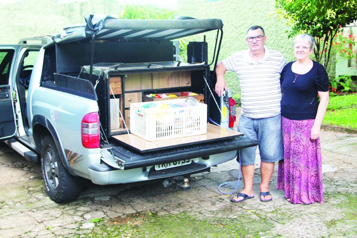 Dentro de um carro, casal viaja o Brasil