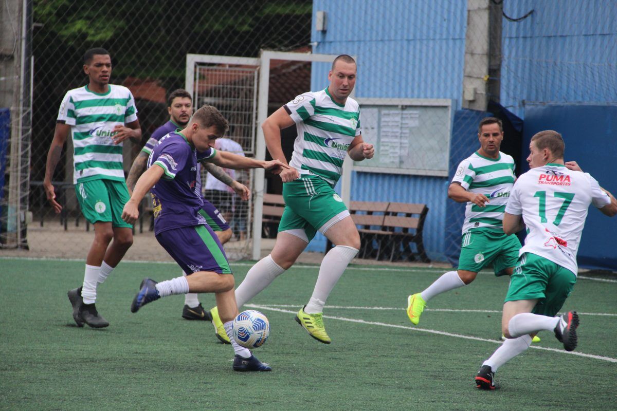 Atual campeão inicia com vitória