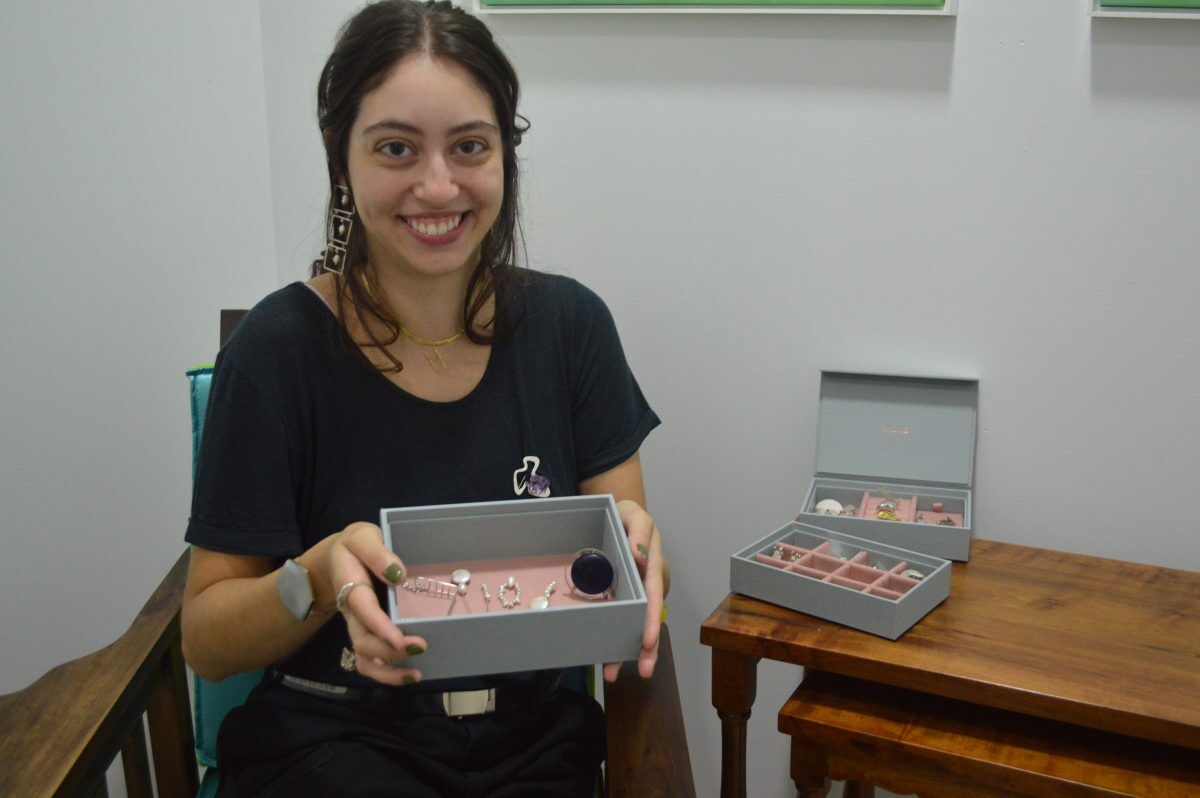 De forma criativa e exclusiva, lajeadense produz joias artesanais