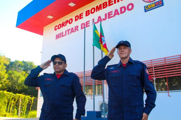 Após 33 anos de serviço, bombeiros se aposentam com direito a banho e escolta