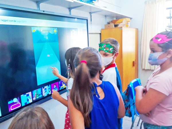 Tecnologia que revoluciona: Como as escolas do Vale se adaptam à Smart Board 4K