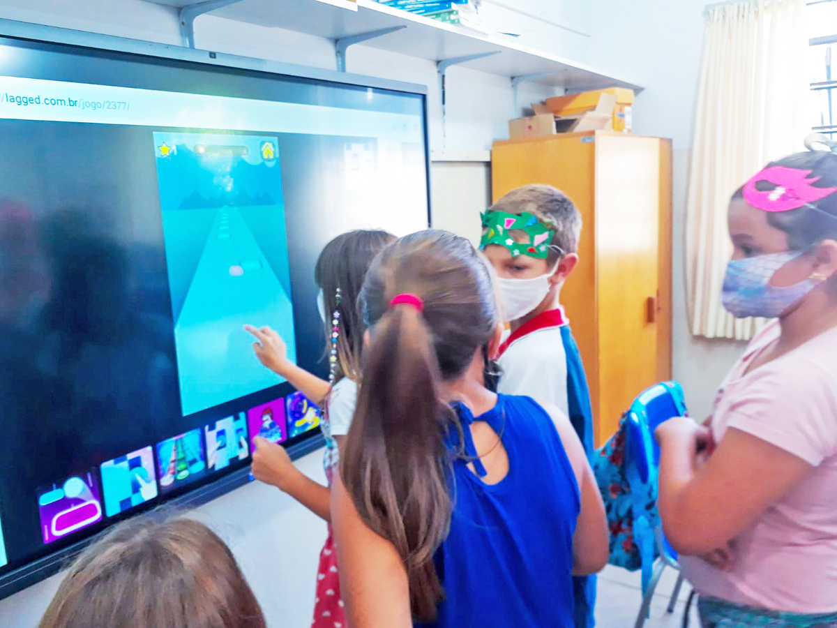 Tecnologia que revoluciona: Como as escolas do Vale se adaptam à Smart Board 4K