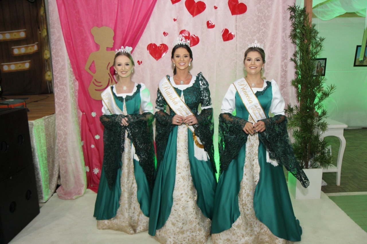 Durante evento às mulheres, soberanas divulgam trajes oficiais