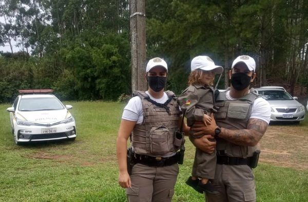 Menino é presenteado com farda da Brigada Militar