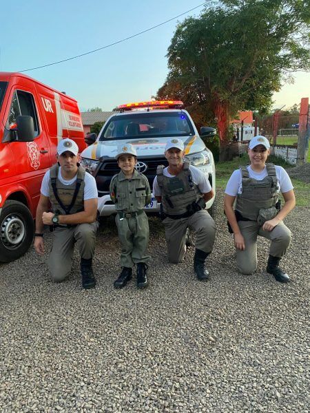 Menina que quer ser policial tira foto com agentes na ColinasFest