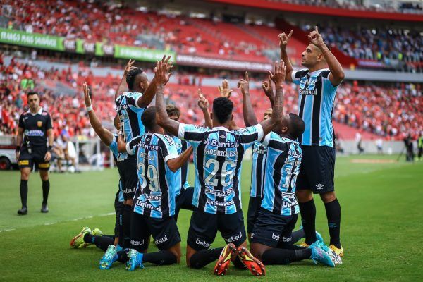 Grêmio faz 3 a 0 no Gre-Nal e está próximo das finais do Gauchão