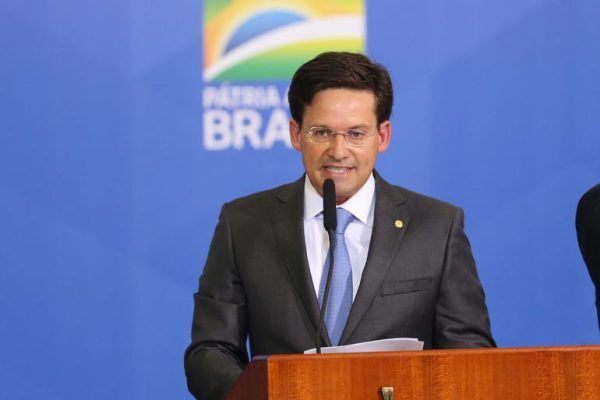 Ministro anuncia saída para concorrer ao governo da Bahia