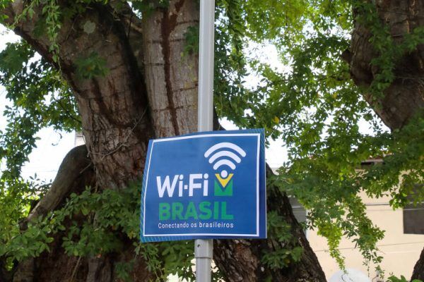 Governo vai instalar 12 mil pontos de internet em escolas públicas