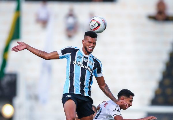 Rodrigues e Elias seguem no time titular do Grêmio