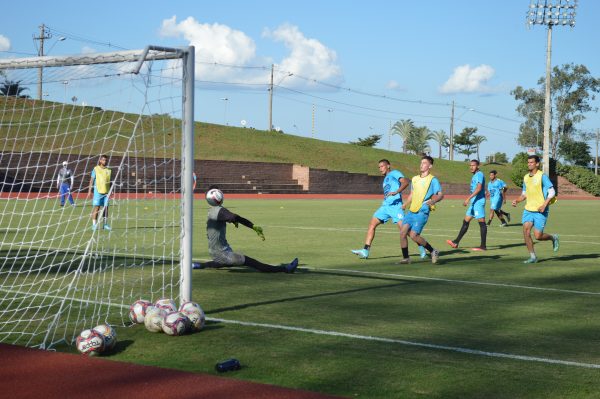 Com desfalques, Alviazul joga para manter os 100%