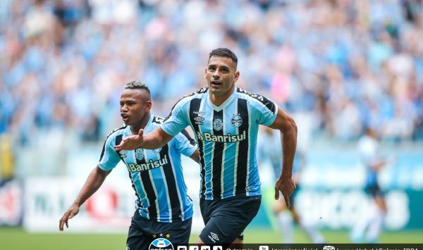 Com três gols de Diego Souza, Grêmio vence a primeira na B