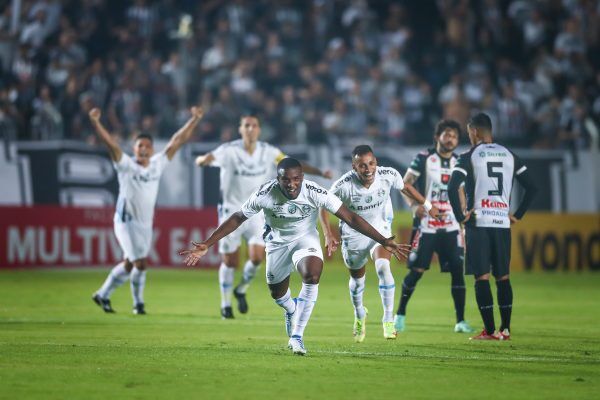 Grêmio vence a primeira fora em partida burocrática