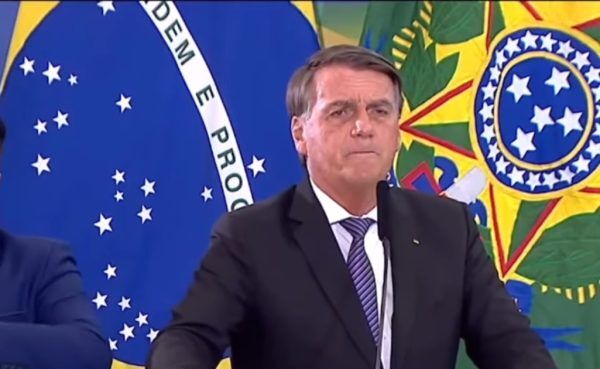 Durante evento para militares, Bolsonaro afirma que tropas podem fazer o país voltar à “normalidade”