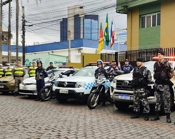 Brigada Militar autua quatro condutores e remove veículo