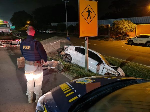 Condutor colide contra parada de ônibus e abandona veículo na BR-386