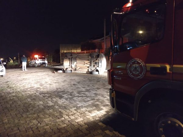 Veículo sofre capotamento no Bairro Montanha