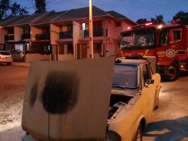 Princípio de incêndio atinge veículo em Lajeado