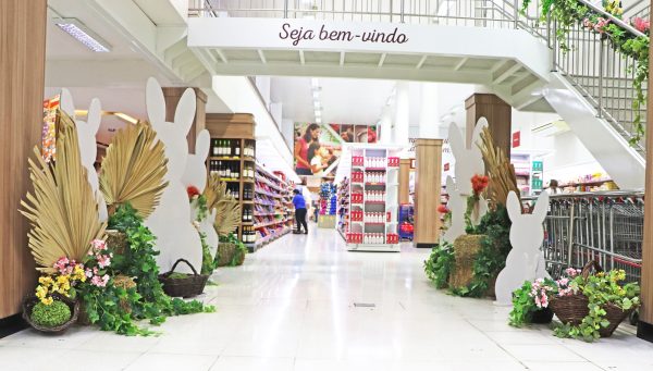 Clima de Páscoa encanta clientes nos supermercados Dália